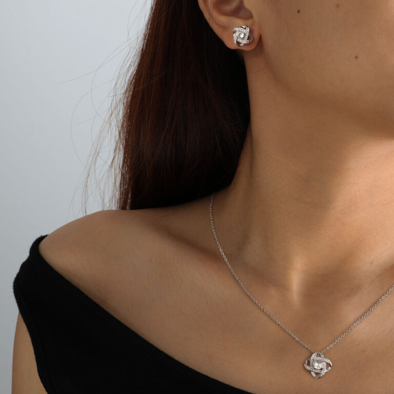 Swarovski Soulmate Ketting en Oorbellen op model