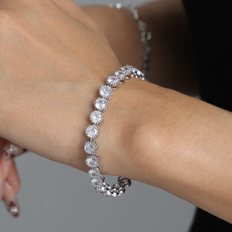 Ronde tennisarmband voor dames elegant gedragen om de pols, met fonkelende stenen