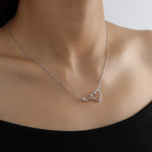 Swarovski Infinity Hart Ketting met zirkonia kristal op model