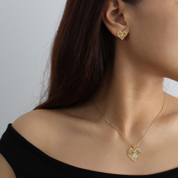 Swarovski Goldplated I Love You Hartjes Ketting op model