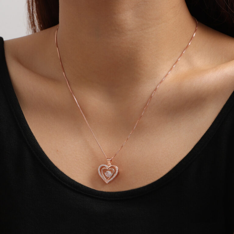 Swarovski Rose Gold Hart Ketting met witte zirkonia op model