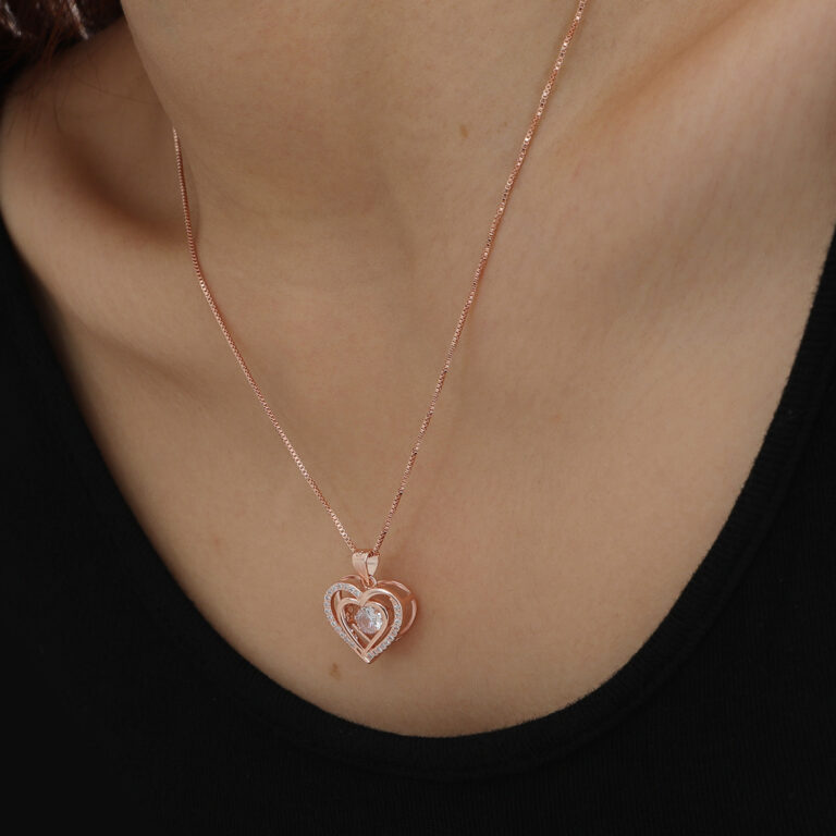 Swarovski Rose Gold Hart Ketting met witte zirkonia op model