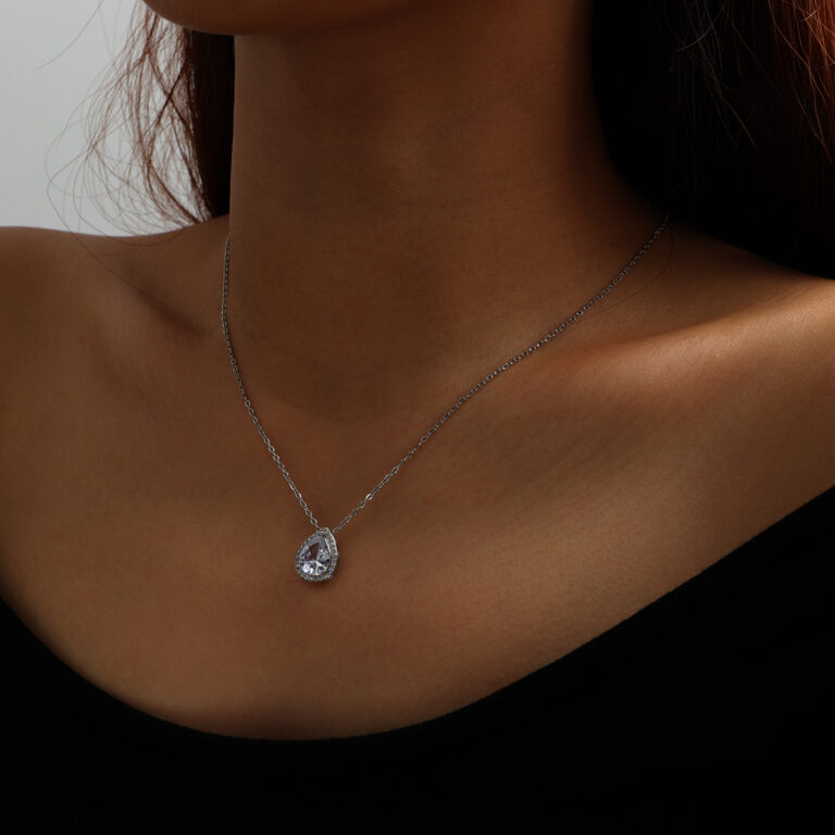 Swarovski Petite Druppel Ketting & Oorbellen met blauwe kristallen op model